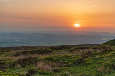 Abdon Burf 'ün tepesinde gün batımı, Cleobury North, Shropshire, İngiltere - kuzeybatıya bakıyor