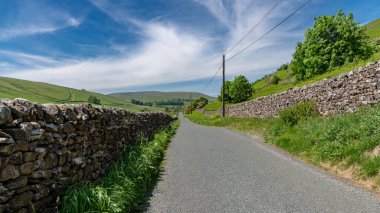 Arncliffe ve Halton Gill arasındaki kırsal yol, Kuzey Yorkshire, İngiltere, İngiltere