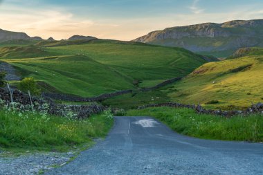 Kuzey Yorkshire, İngiltere yakınlarındaki Yorkshire Dales üzerinde akşam ışığı