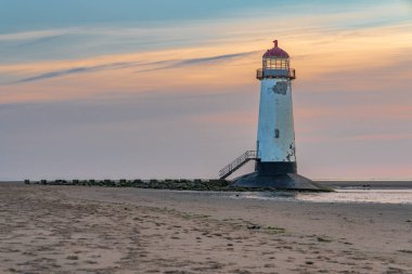 Talacre, Flintshire, Galler yakınlarındaki Ayr Deniz fenerinde akşam bulutları