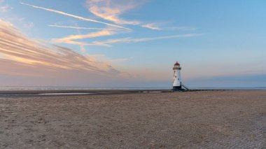 Talacre, Flintshire, Galler yakınlarındaki Ayr Deniz fenerinde akşam bulutları