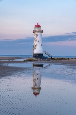Talacre, Flintshire, Galler yakınlarındaki Ayr Deniz fenerinde akşam bulutları