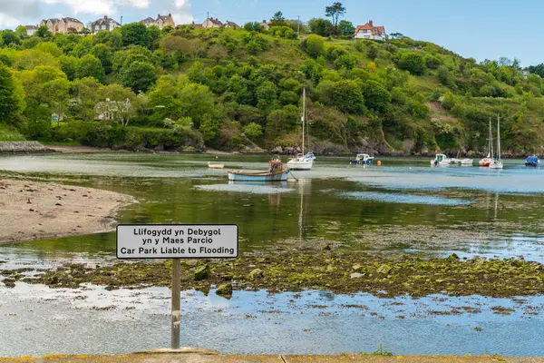 Schild Überschwemmungsgefährdeter Parkplatz Englisch Walisisch Gesehen Fishguard Pembrokeshire Dyfed Wales — Stockfoto