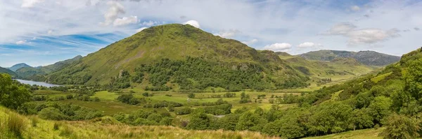 Glaslyn Nehri, Gallt Y Wenallt ve Llyn Gwynant 'ın bulunduğu Capel Curig ve Beddgelert arasındaki yolda kar manzarası, Gwynedd, Gales, İngiltere