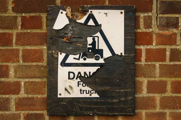 Uszkodzony Znak Niebezpieczne Wózki Widłowe Widoczne Ipswich Suffolk Anglia — Zdjęcie stockowe