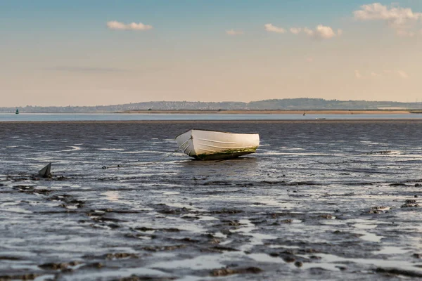 ケントの北海沿岸を背景に イギリス ケント州フェイベルシャム 英語版 近くのオーレ マーシュ 英語版 のボート — ストック写真