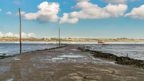 Boote Den Oare Marshes Mit Der Insel Sheppey Hintergrund Der — Stockfoto