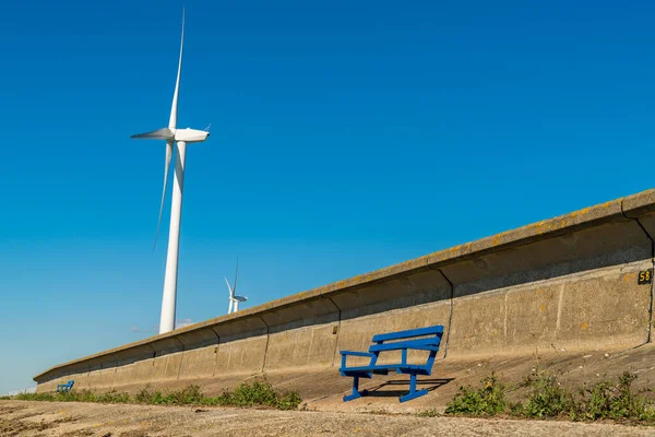 英国肯特郡谢佩岛昆堡的长椅和风力涡轮机 — 图库照片