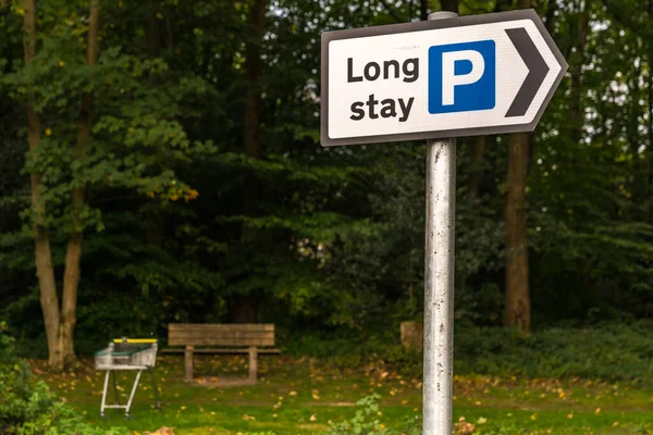 Znak Parking Długoterminowy Ławeczką Wózkiem Zakupy Tle Widziany Crowborough East — Zdjęcie stockowe