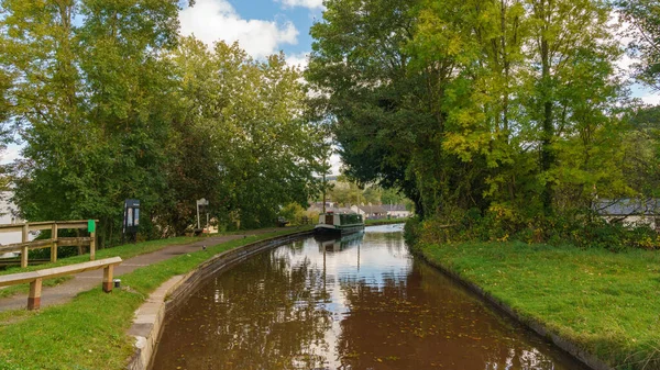Der Monmouthshire Brecon Kanal Mit Einem Wartenden Boot Gesehen Von — Stockfoto