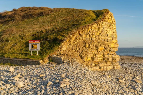 Знак Предупреждение Опасных Скалах Держите Безопасную Дистанцию Валлийский Английский Языки — стоковое фото