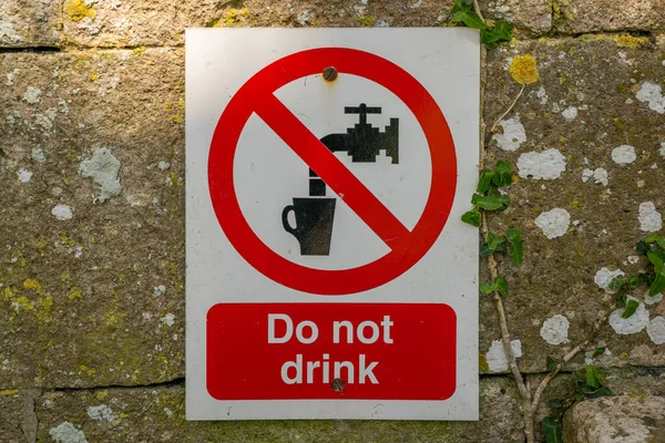 签名和符号 不要喝酒 在英国多塞特侏罗纪海岸的Tyneham村可以看到 — 图库照片