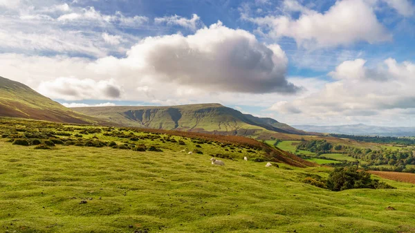 俯瞰Brecon Beacons国家公园的景观 左边是Twmpa山 从英国威尔士Powys的Black Mountains的Hay Bluff停车场可以看到 — 图库照片