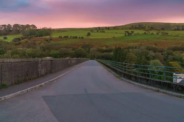 Kvällsutsikt Över Vägen Över Dammen Vid Pontsticill Reservoir Nära Merthyr — Stockfoto