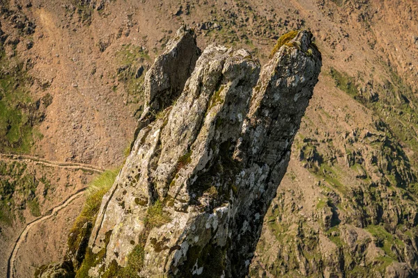英国ウェールズのグウィネッド スノードン山から見た背景にピッグトラックと石のスタック — ストック写真