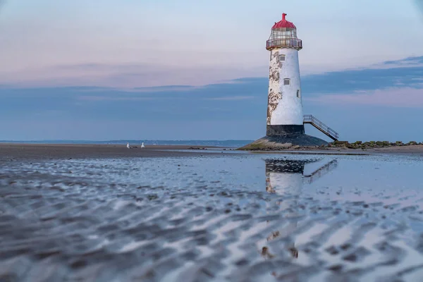 イギリス ウェールズ フリントシャー州タレークエーカーの近くのエア灯台のポイントでの夜の雲 — ストック写真