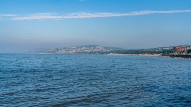 Rhos-on-Sea 'de arka planda Colwyn Körfezi, Conwy, Galler, İngiltere