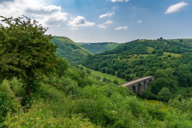 Doğu Midlands, Derbyshire, İngiltere, İngiltere 'deki Wye Nehri üzerinde Mezar Taşı Viyadük' ü ile Peak District manzarası