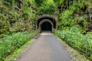 Doğu Midlands, Derbyshire, Peak District, İngiltere 'deki Monsal Head yakınlarındaki Mezar Taşı Tüneli' nin girişi.