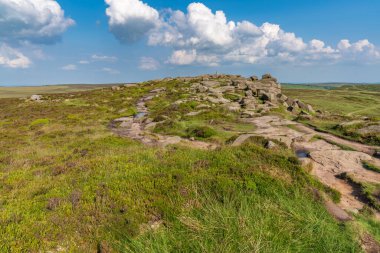 Doğu Midlands, Peak District, Derbyshire, İngiltere 'de Hathersage yakınlarındaki Stanage Edge' in tepesinde.