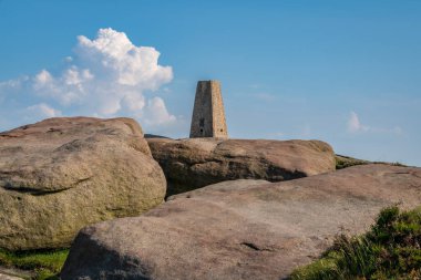 Doğu Midlands, Peak District, Derbyshire, İngiltere 'de Hathersage yakınlarındaki Stanage Edge' in tepesindeki taşlar.