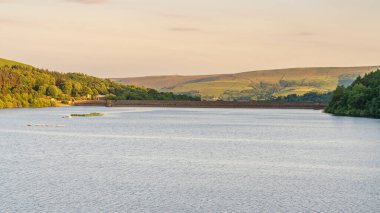 Doğu Midlands, Derbyshire, İngiltere 'deki Bamford yakınlarındaki Ladybower Reservoir' da Peak District üzerinde akşam ışığı
