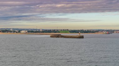 Kuzey Denizi 'nden Tyne Güney İskelesi' ne doğru bakın. Arka planda Güney Kalkanları var.