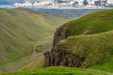 Kuzey Pennines 'in Cumbria, İngiltere' deki Yüksek Kupa 'daki manzarası.