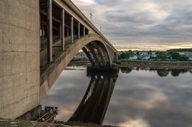Royal Tweed Köprüsü, Berwick, Northumberland, İngiltere 'deki Tweed Nehri' nin üzerinden geçiyor.