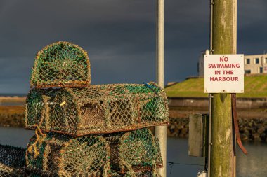 Limanda yüzmek yasaktır ve bazı balık tuzakları, deniz evlerinde, Northumberland, İngiltere, İngiltere 'de görülür.