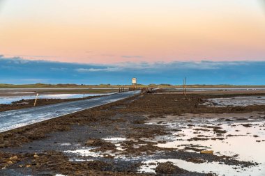 Akşam gökyüzü ve alçak gelgit Beal ve Kutsal Ada arasındaki yolda, Northumberland, İngiltere, İngiltere