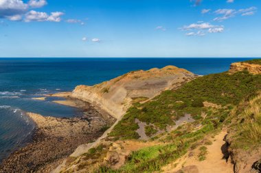 Kuzey Yorkshire, İngiltere 'deki Kuzey Denizi Kıyısı Kettleness Point' teki eski taş ocağına bakıyor.