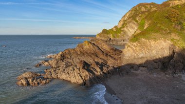 Kuzey Devon, İngiltere 'deki Ilfracombe yakınlarındaki Rapparee Koyu Bristol Kanalı' na bakıyor.