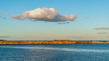 Whitby, North Yorkshire, İngiltere, İngiltere 'deki Doğu İskelesi üzerinde bir bulut.