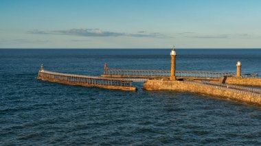 Kuzey Yorkshire, İngiltere 'deki Whitby limanı ve iskelesi Doğu Terası' ndan görüldü.
