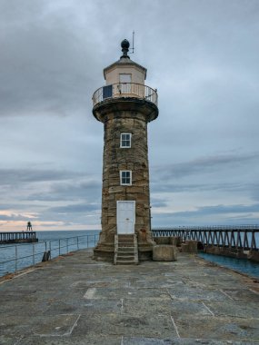 Whitby, North Yorkshire, İngiltere 'deki East Pier Deniz Feneri.