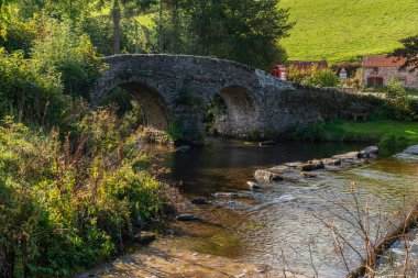 Malmsmead, Devon, İngiltere 'deki Badgworthy Nehri üzerindeki taş köprü.