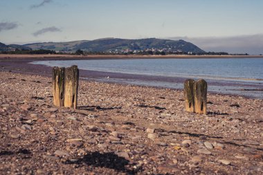 Blue Anchor, Somerset, İngiltere 'deki plaj Bristol kanalı ve Minehead' e bakıyor.