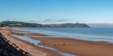 Blue Anchor, Somerset, İngiltere 'deki plaj Bristol kanalı ve Minehead' e bakıyor.