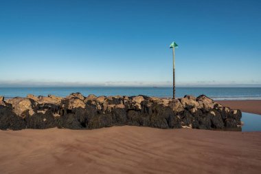 Blue Anchor, Somerset, İngiltere 'deki plaj Bristol kanalına bakıyor.
