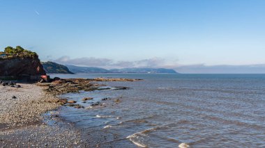 Watchet, Somerset, İngiltere 'deki sahil. Arka planda Minehead var.