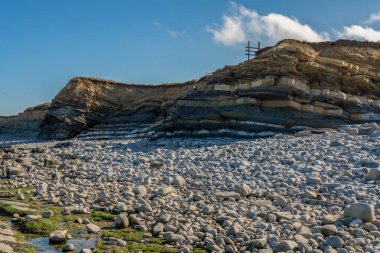 Somerset, İngiltere 'deki Kilve Plajı uçuruma ve kayalara bakıyor.