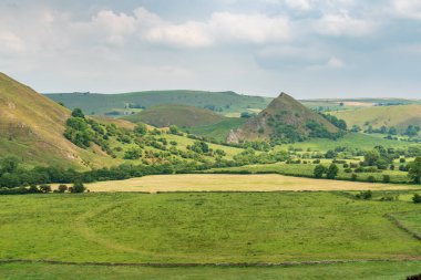 Doğu Midlands, Derbyshire, İngiltere 'de Hollinsclough yakınlarındaki Parkhouse Hill ile Peak District manzarası