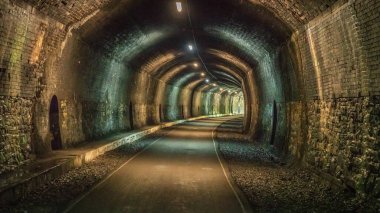Doğu Midlands, Derbyshire, Peak District, İngiltere 'deki Monsal Head yakınlarındaki Mezar Taşı Tüneli' nden geçiyoruz.