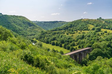 Doğu Midlands, Derbyshire, İngiltere, İngiltere 'deki Wye Nehri üzerinde Mezar Taşı Viyadük' ü ile Peak District manzarası