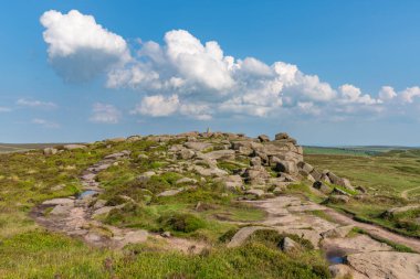 Doğu Midlands, Peak District, Derbyshire, İngiltere 'de Hathersage yakınlarındaki Stanage Edge' in tepesinde.