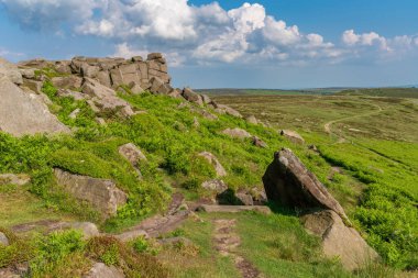 Doğu Midlands, Peak District, Derbyshire, İngiltere 'de Hathersage yakınlarındaki Stanage Edge' in tepesinde.