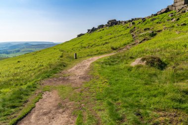 Doğu Midlands, Derbyshire, İngiltere 'de Hathersage yakınlarındaki Stanage Edge' e doğru yürüyor.