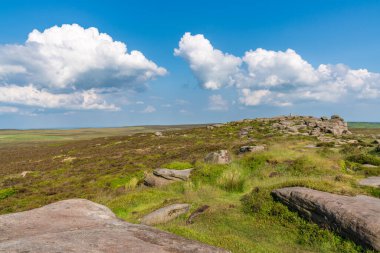Doğu Midlands, Peak District, Derbyshire, İngiltere 'de Hathersage yakınlarındaki Stanage Edge' in tepesinde.