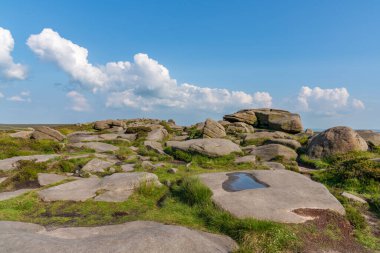 Doğu Midlands, Peak District, Derbyshire, İngiltere 'de Hathersage yakınlarındaki Stanage Edge üzerinde bulutlar